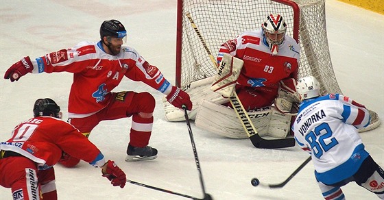 Chomutovský útoník Michal Vondrka (vpravo) v anci ped olomouckým brankáem...