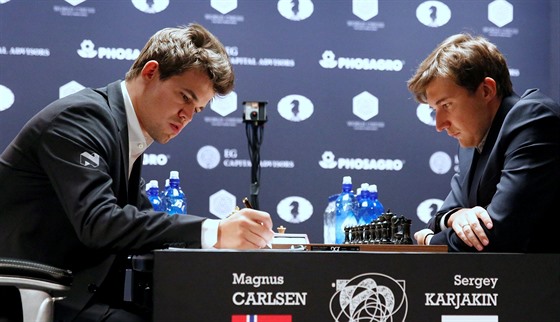 Magnus Carlsen (vlevo) z Norka a ruský achista Sergej Karjakin v boji o titul...