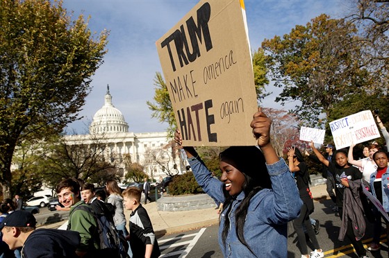 Proti Trumpovi protestovali i studenti ve Washingtonu D.C. (15. listopadu 2016).