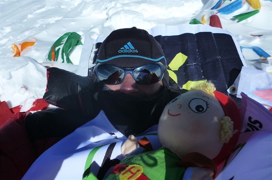 Novojiínský horolezec s plyákem pro dti z nemocnice na vrcholu 8 201 metr...
