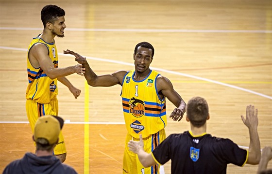 Jindichohradetí basketbalisté Malcolm Brooks (vlevo) a Terrell Lee Lipkins se...