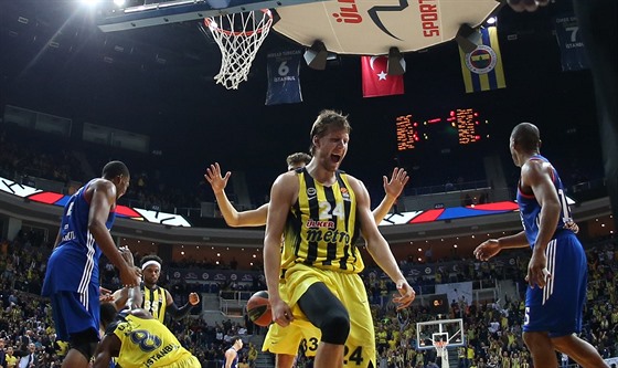 Jan Veselý (uprosted) z Fenerbahce Istanbul se raduje z jedné ze svých...