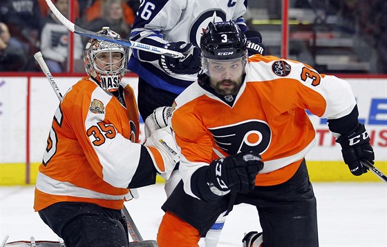 Radko Gudas (3) z Philadelphie se ene za pukem v utkání s Winnipegem.