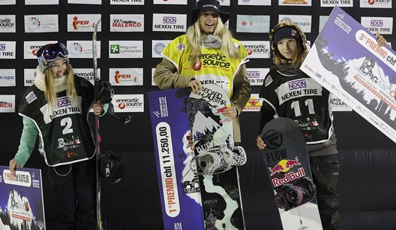 Rakouská snowboardistka Anna Gasserová (uprosted) slaví výhru v Big Airu v...
