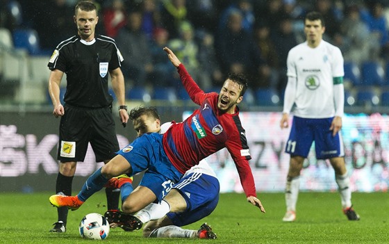 Plzeský záloník Jakub Hromada padá bhem utkání s Mladou Boleslaví