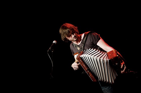 Zpvák a harmoniká Petr Lüftner pi jednom ze svých koncert.