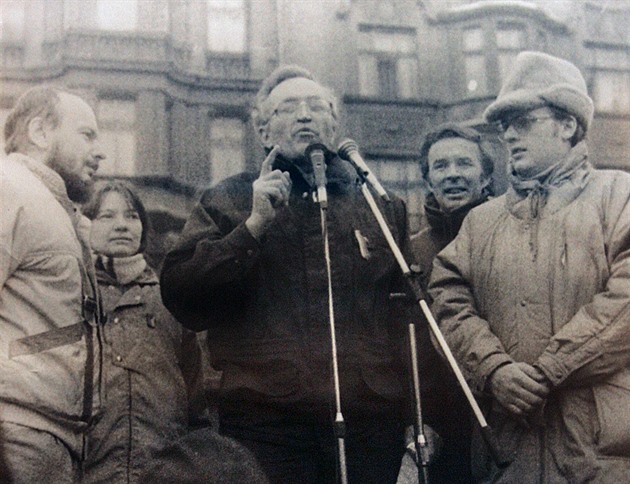 Jií Holenda pi vystoupení na plzeském námstí v listopadových dnech 1989.