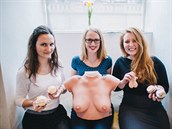 Nela (uprostřed) s modelem prsou Nela (uprostřed) s modelem prsou