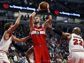 Marcin Gortat z Washingtonu se uvoluje proti obran Chicaga.