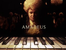 Pavla Tomicová jako herec Tom Hulce na plakátu k filmu Amadeus