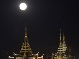 Msíc vychází za Velkým palácem v Bangkoku. 14.11.2016