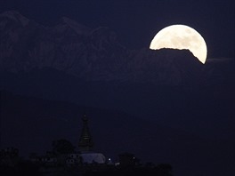 Supermsíc vychází nad Káthmándú (za horou Dorje Lakpa) v Nepálu. 14.11.2016.