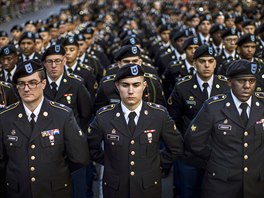 DEN VETERÁN. Písluníci americké armády pochodují 11. listopadu ulicemi New...