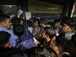 Indové se tlaí u vchodu do banky v Novém Dillí, aby vloily nebo rozmnily u...
