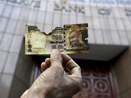 Ind drí spálenou kopii u neplatné 500 rupiové bankovky poté, co Asociace...