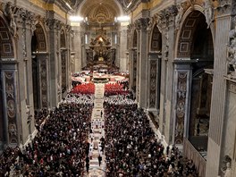 Pape Frantiek uvedl ve vatikánské bazilice svatého Petra do funkce 17 nových...