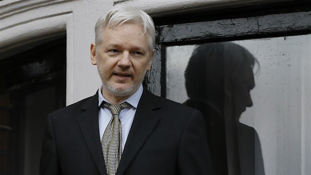 Julian Assange na balkon ekvdorsk ambasdy (5. 2. 2016)