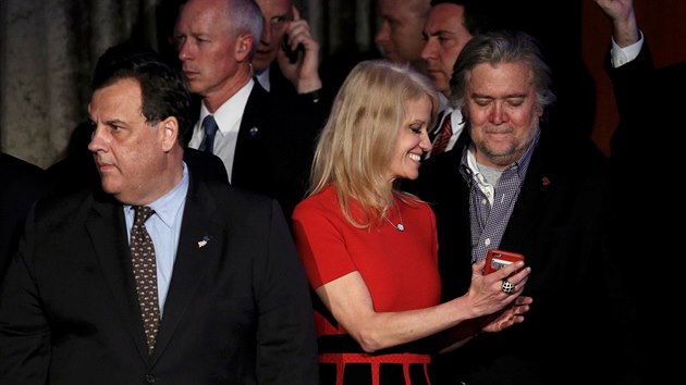 Dv vedouc osobnosti kampan Donalda Trumpa - Stephen Bannon a Kellyanne Conwayov bhem volebn noci. Vlevo stoj republikn Chris Christie. (9.11.2016)