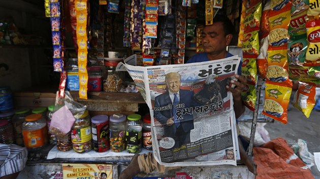 O vtzstv Donalda Trumpa referovaly vechny noviny svta. Na snmku obchodnk z indickho Ahmadbdu studuje lokln list vychzejc v gudarttin (9. listopadu 2016)