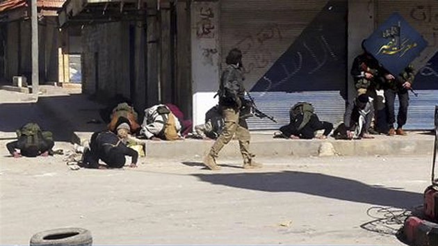 Bojovnci fronty an-Nusra v syrskm mst Disr a-ughr v provincii Idlib (25. dubna 2015)