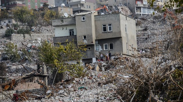 Pohled na kurdsk msto Sirnak na jihovchod Turecka po 246 dn trvajc bezpenostn operaci tureckch bezpenostnch sloek (14. listopadu 2016)