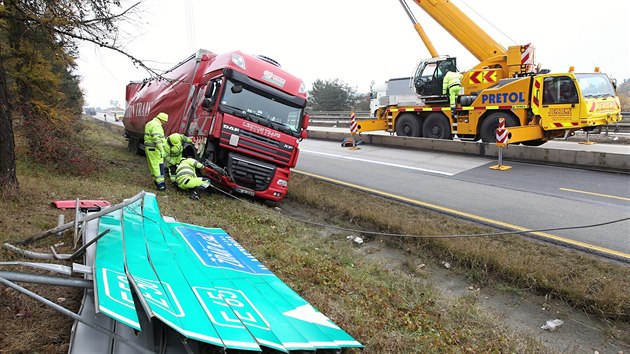 Dlnice D1 zablokovalo odklzen havarovanho maarskho kamionu.