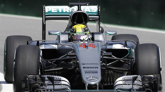 Lewis Hamilton bhem prvnho trninku na Velkou cenu Brazlie.