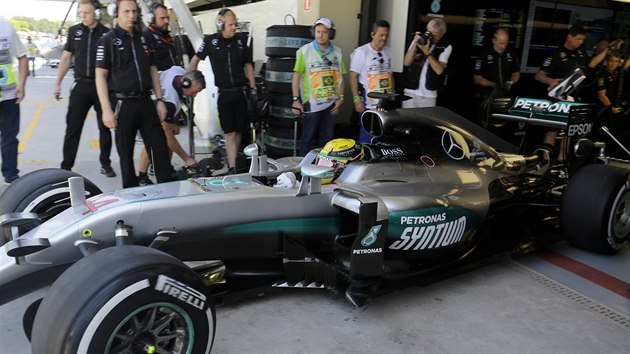 Lewis Hamilton opout boxy bhem prvnho trninku na Velkou cenu Brazlie.