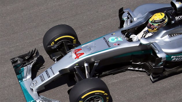 Lewis Hamilton bhem trninku na Velkou cenu Brazlie.