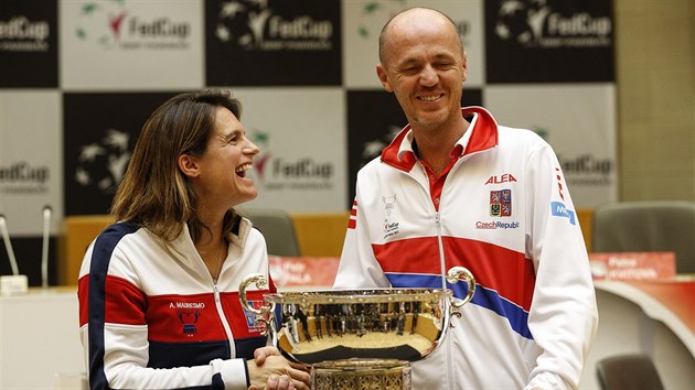 Kapitnka francouzskho tmu Amlie Mauresmov a vdce eskch tenistek Petr Pla s nejcennj tmovou trofej.