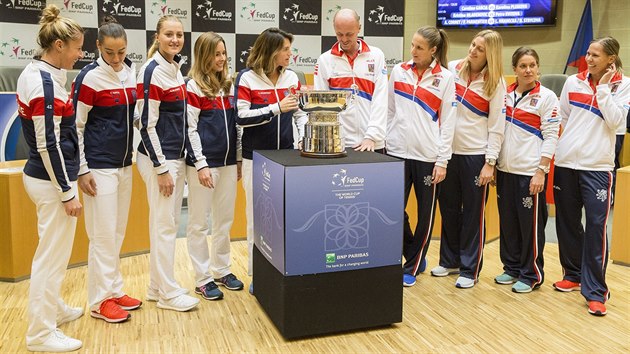 Francouzsk (vlevo) a esk tenistky ped finle Fed Cupu. U trofeje se setkali kapitni Amlie Mauresmov a Petr Pla.