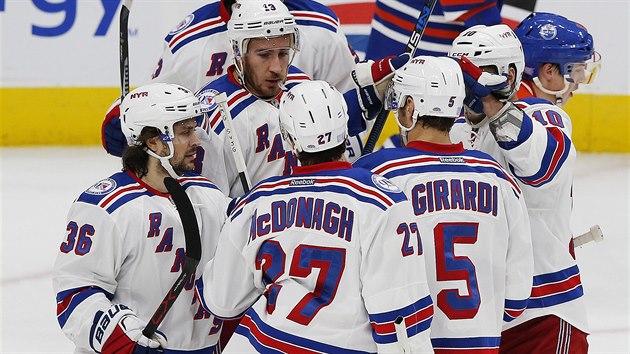 Hokejist NY Rangers slav branku Dana Girardiho.