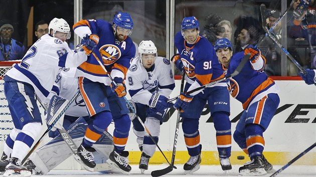 Nepehledn situace ped brankou Tampy (hri v blm) v utkn s NY Islanders.