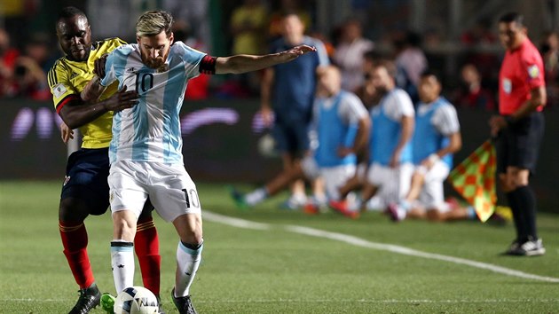Argentinsk kapitn Lionel Messi vyr do ton akce, fauluje ho Eder Balanta z Kolumbie.