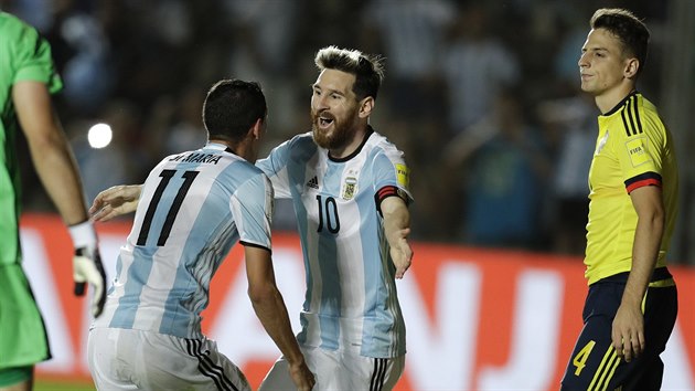 Argentinsk hvzdy Angel Di Maria (vlevo) a Lionel Messi slav gl proti Kolumbii.