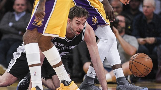 Pau Gasol ze San Antonia v utkn proti LA Lakers.