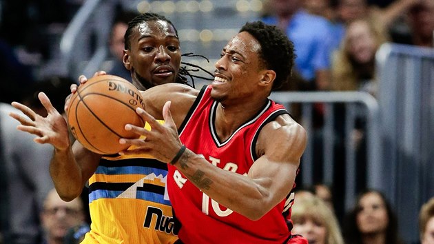 Kenneth Faried (vlevo) z Denveru a DeMar DeRozan z Toronta.