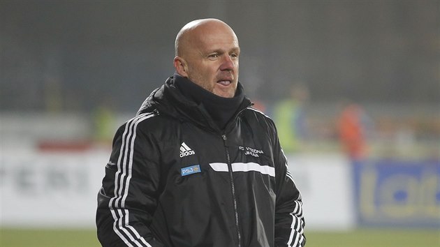 Trenr jihlavskch fotbalist Michal Blek sleduje utkn se Zlnem.