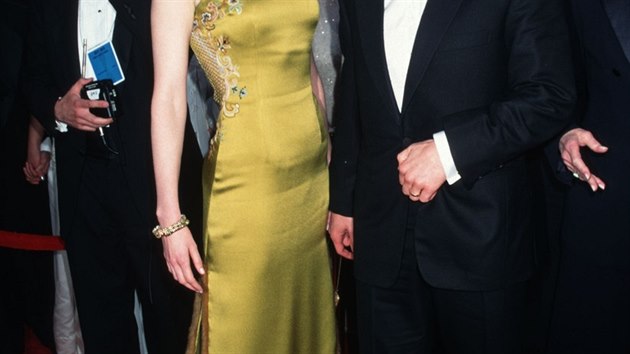 Na druhé příčce žebříčku jsou šaty z trochu jiné cenové relace: poněkud riskantní zelený model s výšivkami, který si v roce 1997 na Oscary vybrala Nicole Kidmanová, měl hodnotu celých 50 milionů korun. Byl z dílny módního domu Dior, konkrétně návrháře Johna Galliana, kterého tehdy katapultoval ke slávě.