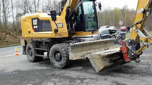 Nehoda osobnho auta a bagru na Sokolovsku (12. listopadu 2016).