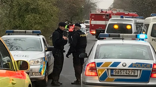 Sobotn nehodu ty osobnch aut u Hornch Poernic nepeili dva lid (12. listopadu 2016).