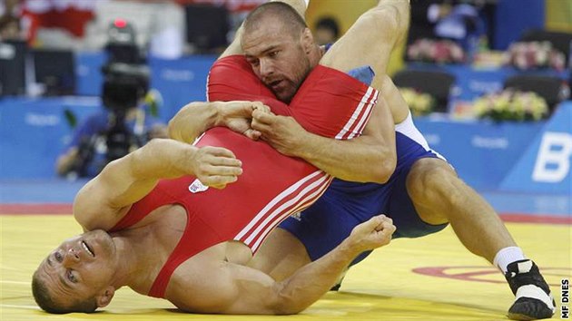 Zpasnk Marek vec v semifinlovm souboji proti Aslanbeku Chutovovi z Ruska v olympijsk souti do 96 kg.