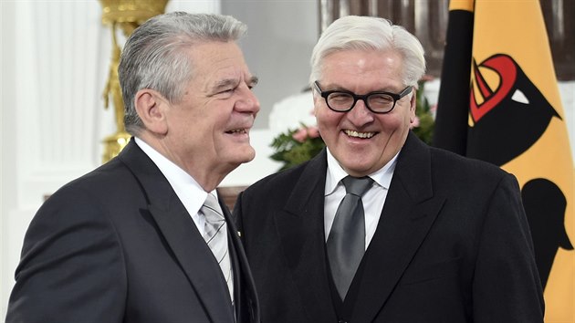 Pravdpodobn kandidt na ptho nmeckho prezidenta a souasn ministr zahrani Frank-Walter Steinmeier (vpravo) se souasnou hlavou sttu Joachimem Gauckem (11.1.2016)