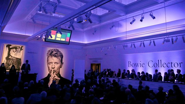 Umleck sbrka zesnulho zpvka Davida Bowieho se v Londn vydraila v pepotu za vce ne miliardu K (12.11.2016)