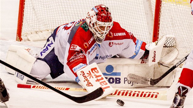 Pardubick brank Brandon Maxwell zasahuje v utkn 20. kola hokejov extraligy proti Chomutovu.