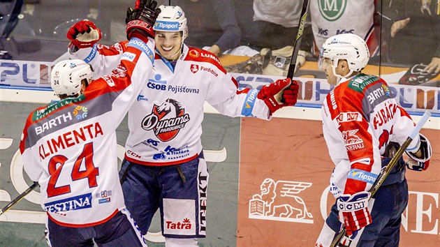 Hokejist Dynama Pardubice se raduj ze vstelen branky proti Chomutovu.
