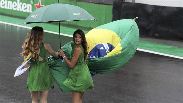 RYCHLE PRY. Brazilsk hostesky prchaj s nrodn vlajkou do scuha, Velkou cenu Sao Paulu provzel siln d隝.