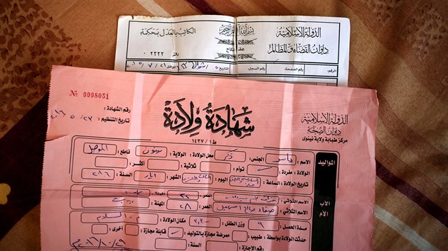 Oddac list (bl) 22letho Furaka. Rov dokument je rodn list jeho syna Jsira vydan Islmskm sttem  v Mosulu (10. listopadu 2016)