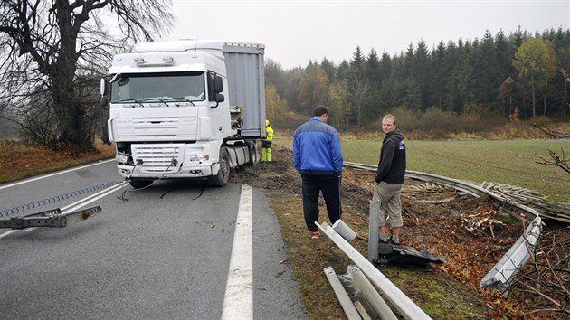 Havarovan kamion zatarasil na osm hodin hlavn tah z Jihlavy na Znojmo.