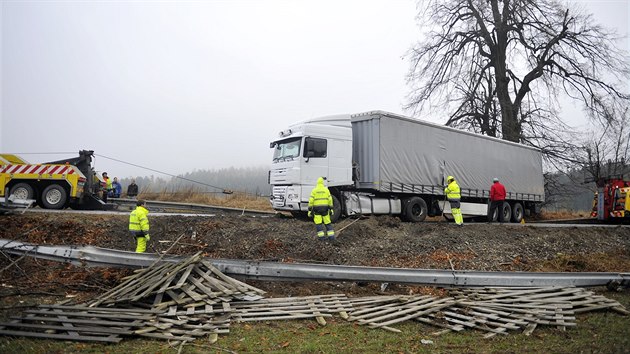 Havarovan kamion zatarasil na osm hodin hlavn tah z Jihlavy na Znojmo.